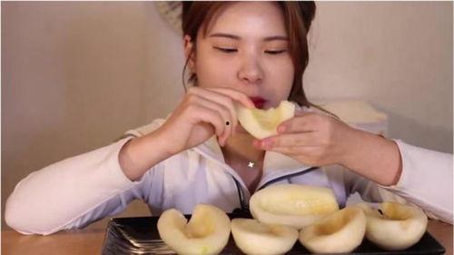 美女吃瓜真甜视频下载,揭秘“美女吃瓜真甜”视频下载背后的故事