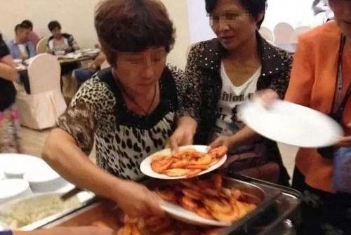 张家界大妈吃瓜视频,一场街头美食盛宴