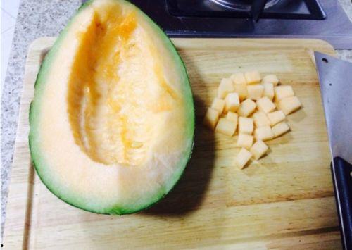 富豪吃哈密瓜的视频,奢华生活的一角