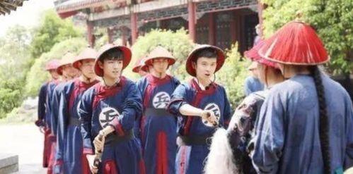 皇帝在路边吃瓜视频,意外曝光宫廷生活日常