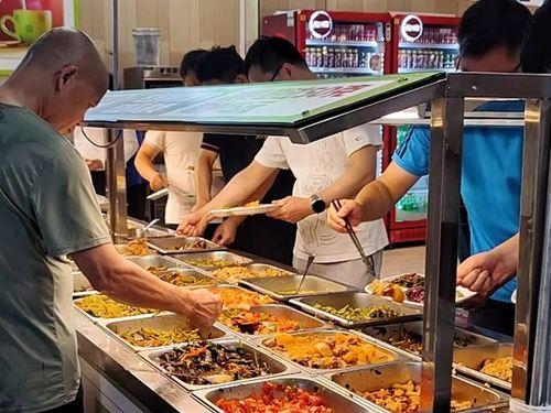 苏工院食堂吃瓜视频,校园美食瞬间走红