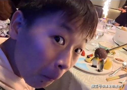 做鬼脸的人吃瓜视频大全,吃瓜群众笑翻天视频盘点