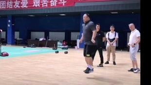 吃瓜打羽毛球视频,羽毛球视频展现运动魅力