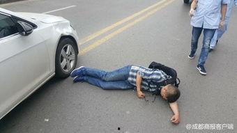 吃瓜看车被撞视频真实,惊险瞬间！吃瓜群众目睹车祸全过程