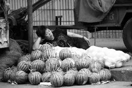 瓜农翻车路上吃瓜视频,这瓜太香了！  第3张