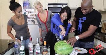 外国人的吃瓜视频,揭秘全球奇闻异事  第2张