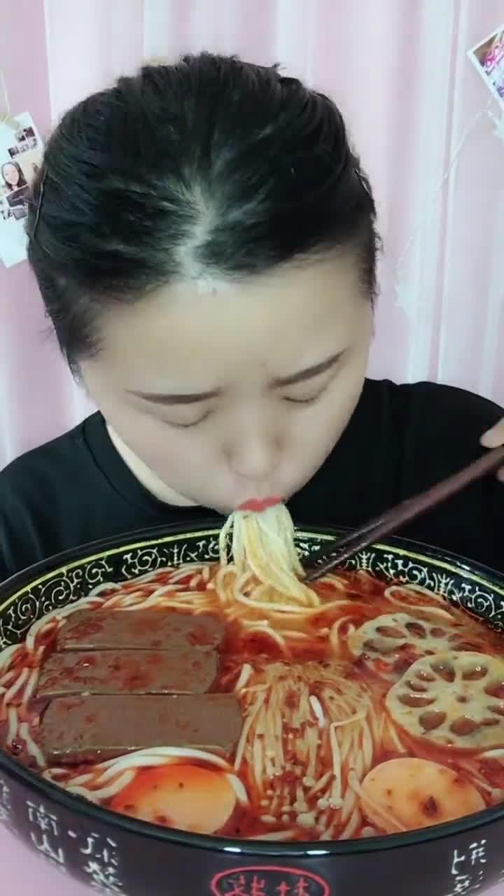 大爷吃瓜喝汤视频,笑料横生，网友直呼“太治愈”  第2张