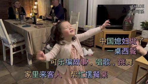 女孩边吃瓜边听讲解视频,女孩边吃瓜边学新知