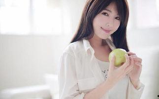 女孩边吃瓜边听讲解视频,女孩边吃瓜边学新知  第2张