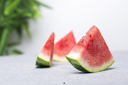 瓜园吃西瓜视频  第2张